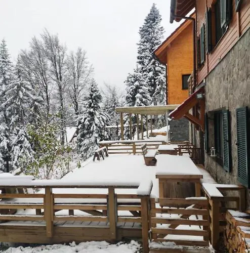 Prijeten Soncen Apartma V Objemu Pohorja アパート *